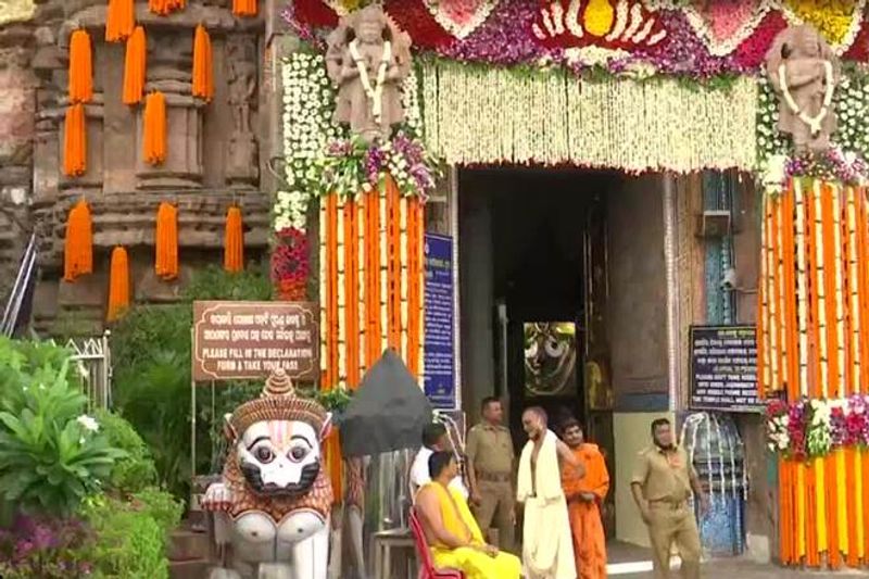 শনিবার মহাপ্রভুর নব যৌবন দর্শন। রবিবার আচার মেনে মহাপ্রভুর উবা দর্শন। পুরীর মন্দির চত্বরে এখন শেষ সময়ের ব্যস্ততা। করোনা পরিস্থিতির মধ্যে ভক্তকুল ছাড়াই দ্বিতীয় বার অনুষ্ঠিত হতে চলেছে জগন্নাথ দেবের রথযাত্রা। ১২ জুলাই সোমবার পড়েছে রথ। সেই দিন পুরী ধামে জগন্নাথ মন্দিরে মহা সমারোহে পালিত হতে চলেছে রথযাত্রা। তবে করোনার জেরে রথযাত্রার সমারোহে খানিকটা রাশ টানা হয়েছে।