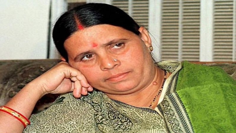 बताते चले कि राघोपुर में 2010 की लड़ाई में राबड़ी देवी एक नए कार्यकर्ता सतीश कुमार से हार चुकी हैं। जाहिर है, तेजस्वी को भी घर में ही घेरकर रखने का प्रबंध विपक्षी दलों ने कर लिया है। वहीं, तेज प्रताप के खिलाफ उनकी पत्नी ऐश्वर्या को भी उतारने की तैयारी चल रही है, जिसके चलते लालू के दोनों बेटों को संघर्ष का सामना करना पड़ सकता है।
