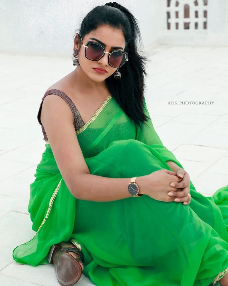 கண்ணாடி போட்டு கொண்டு கலக்கும் சித்து 