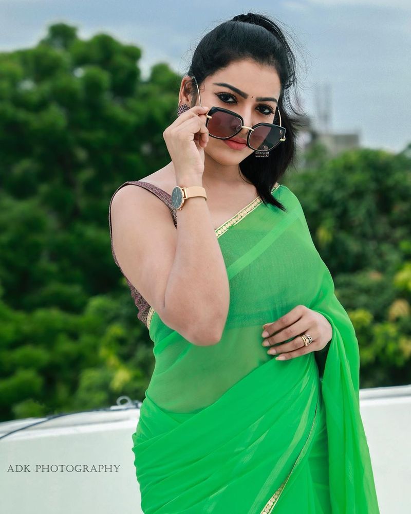 ஸ்டைலிஷ் போஸ் கொடுக்கும் சித்து 