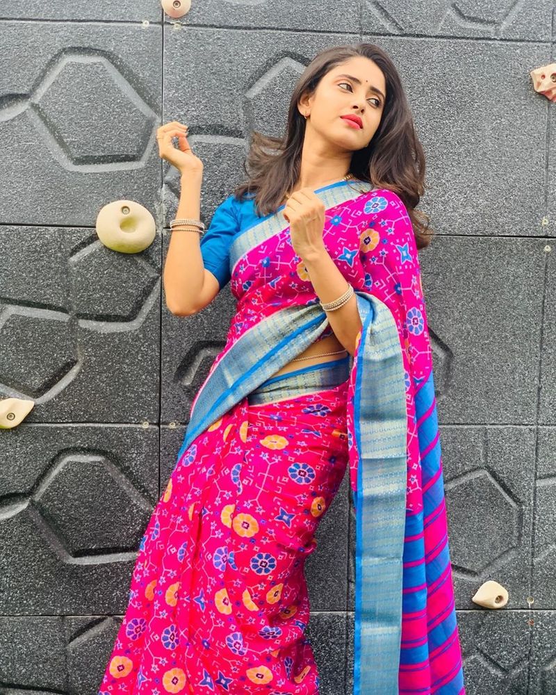 புடவையில் ஆளை கொள்ளையடிக்கும் ஆயிஷா 