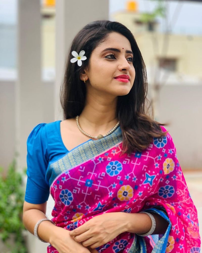  அந்த காலத்தில் வைக்கும் ஒரு பூ வைத்து அழகாக இருக்கும் ஆயிஷா 