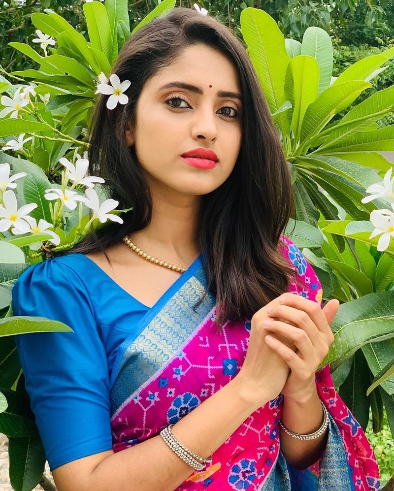 பூவுக்குள் ஒளிந்து இருக்கும் ரகசியம் என்ன கவிதை போன்று போஸ் கொடுத்து இருக்கும் ஆயிஷா 