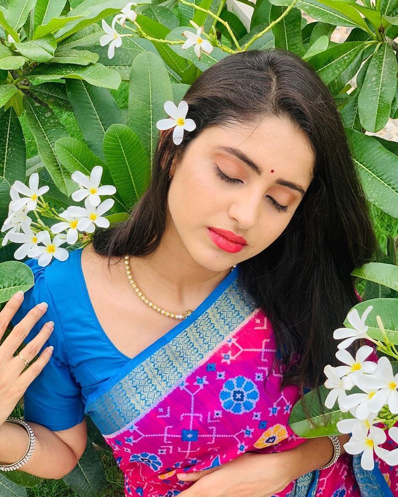 வெள்ளை பூக்களுக்கும் இவங்களுக்கும் வித்யாசம் இல்லை அவ்ளோ அழகு 