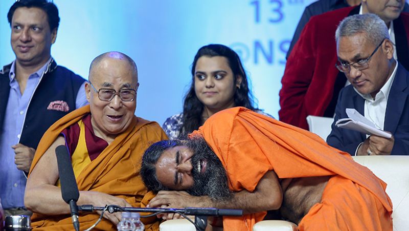 <p>ಪತಂಜಲಿ ಸಂಸ್ಥೆಯನ್ನು ಮುಂದೆ ನಡೆಸುತ್ತಿರುವ ರಾಮ್ ದೇವ್ ಸ್ವದೇಶಿ ಉತ್ಪನ್ನಗಳ ಮೌಲ್ಯ ಸಾರುತ್ತಲೇ ಬಂದಿದ್ದಾರೆ. </p>