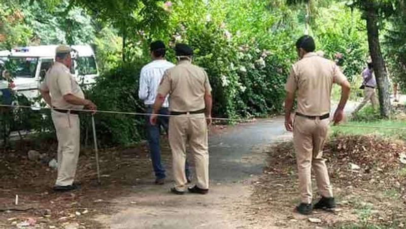 पुलिस की प्रारंभिक जांच में यह मर्डर लगता है।