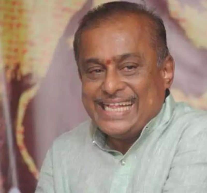 ರಂಗಭೂಮಿ ಮತ್ತು ವಾದ್ಯಘೋಷ್ಠಿಗಳಲ್ಲಿ ವೃತ್ತಿ ಆರಂಭಿಸಿದ ಹಂಸಲೇಖ ಅವರು ರಾಹುಚಂದ್ರ ಚಿತ್ರದ ಮೂಲಕ ಸಿನಿವೃತ್ತಿ ಜೀವನ ಶುರುಮಾಡಿದರು.