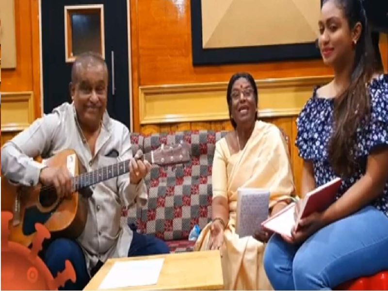 ಹಂಸಲೇಖ ಅವರಿಗೆ ಅಲಂಕಾರ್ ,ತೇಜಸ್ವಿನಿ ,ನಂದಿನಿ ಎಂಬ ಮೂವರು ಮಕ್ಕಳಿದ್ದಾರೆ .