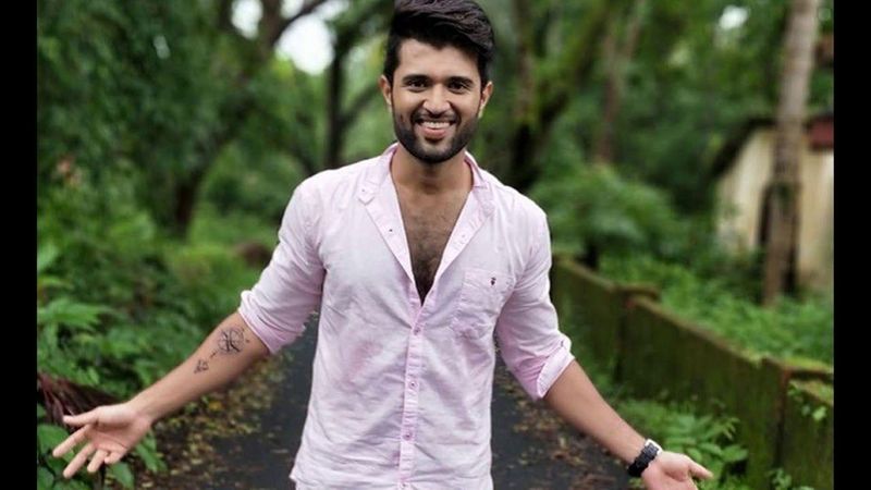 “நுவ்விலா” என்ற படத்தில் துணை கதாநாயகனாக திரைத்துறையில் அடியெடுத்து வைத்த விஜய் தேவரகொண்டா முதன் முறையாக “பெல்லி சூப்லு” என்ற படத்தின் மூலம் கதாநாயகனாக வலம் வர தொடங்கினார்.