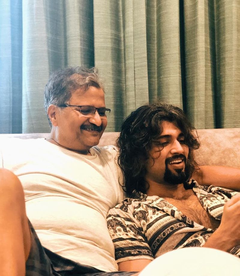 இந்த லேட்டஸ்ட் போட்டோ தான் தற்போது சமூக வலைதளங்களில் மிகவும் வைரலாகி வருகிறது. இது வெறும் லாக்டவுன் எபெக்ட்டா அல்லது புதிய படத்திற்கான ஹேர்ஸ்டைலா என்பது பொறுத்திருந்து தான் பார்க்க வேண்டும்.