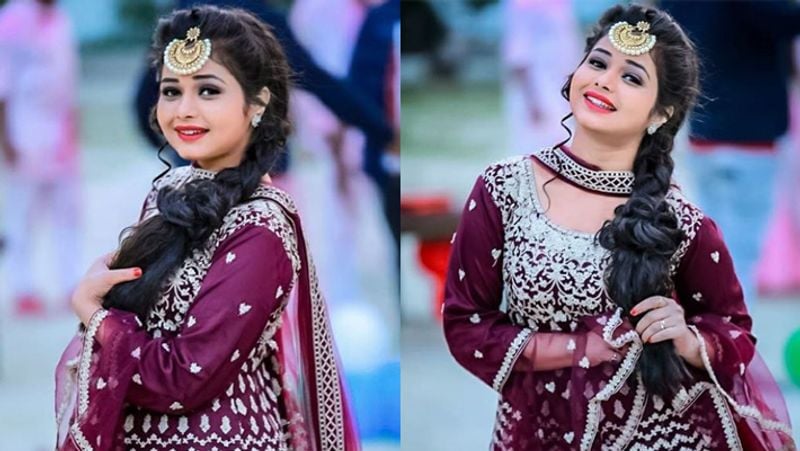 दिसंबर 2019 में, स्नेह उपाध्याय और रितेश पांडेय के गाने 'हैलो कौन' को महज 4 दिन में ही 20 मिलियन से ज्यादा व्यू मिल गए थे। 