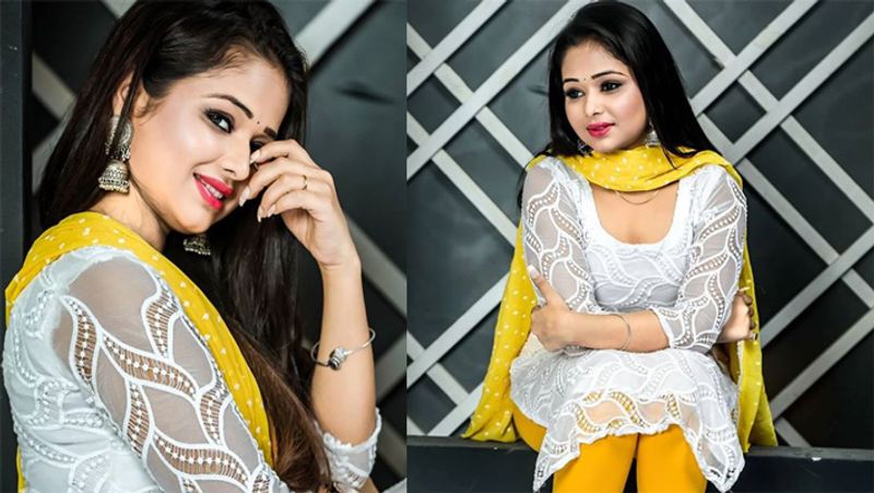सारेगामापा के भोजपुरी वर्जन में स्नेह की गायिकी से प्रभावित होकर जज के रूप में रहीं मशहूर लोकगायिका मालिनी अवस्थी ने कहा कि आपकी आवाज बहुत सुरीली है और मैं भोजपुरी इंडस्ट्री में आपको एक भावी एक्ट्रेस के रूप में भी देख रही हूं। 