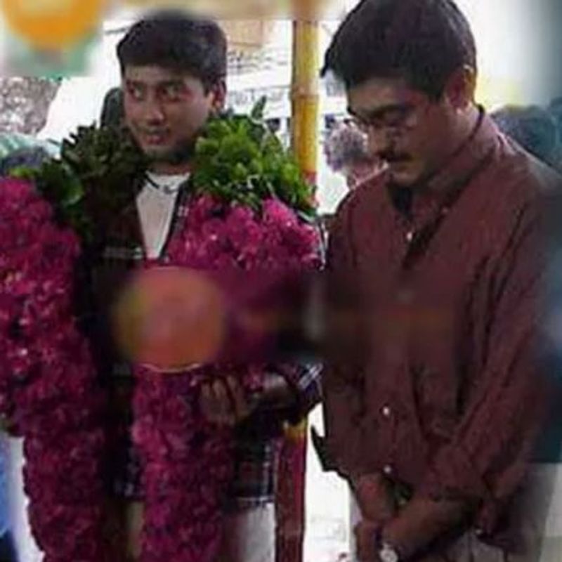 அஜித்தை ஒரு ஓரமாக நிற்க வைத்து விட்டு, பிரசாந்த் வாரிசு நடிகர் என்பதால், அவருக்கு மாலை மரியாதை கொடுத்து சூப்பர் ஸ்டார் ரேஞ்சுக்கு புகழ்ந்து தள்ளினர். மனதில் ஆதங்கம் இருந்தாலும் அதனை வெளிக்காட்டி கொள்ளாமல் அமைதியாகவே இருந்தார் அஜித்.
