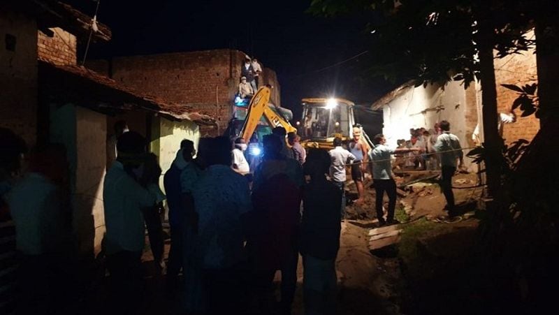 जेसीबी, फायर ब्रिगेड सहित अन्य लोगों को बुलाया गया। रात 9 बजे तक तीन शव निकालने का काम चलता रहा।