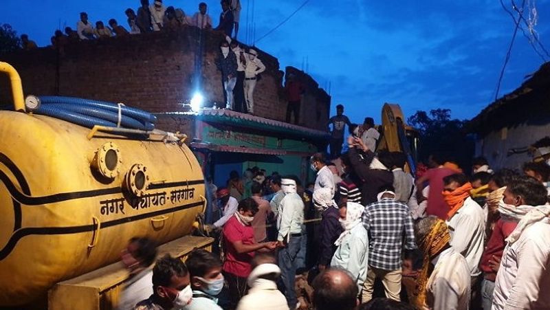 घटना की जानकारी मिलते ही मौके पर पहुंचे एडीशनल एसपी कमलेश्वर चंदेल एसडीओपी नवनीत कौर एसडीएम बृजेश सिंह ने सेफ्टिक टैंक को तुडवाया। पुलिस की मदद से टैंक से सभी शव बाहर निकलवाए गए।