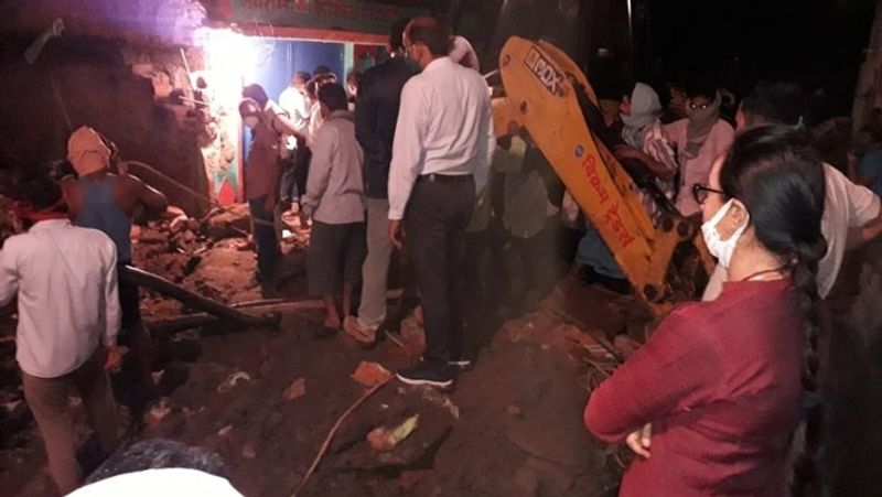 घटना की जानकारी लगते ही हड़कंप मच गया और आनन फानन में प्रशासन सहित पूरे गांव के लोग वहां जमा हो गए। सभी मृतकों के शव को सामुदायिक स्वास्थ्य केंद्र भेजा जा रहा है जहां पोस्टमार्टम में बाद शव परिजनों को सौंपा जाएगा