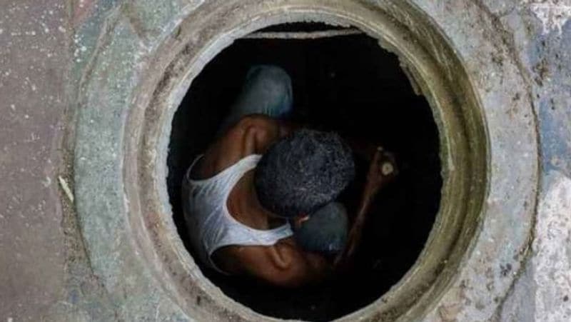 दरअसल, यह घटना मुंगेली के सरगांव क्षेत्र मर्राकोना गांव में हुई मंगलवार शाम में हुई। जिसमें अखिलेश्वर कौशिक (40) सहति दोनों भाई गौरी शंकर कौशिक (28) रामखिलावन कौशिक की मौत हो गई। बताया जा रहा है कि तीनों लोग टैंक में फंस गए होंगे और जहरीली गैस के कारण उनकी मौत हो गई। वहीं सुभाष डागौर की तलाश जारी है।