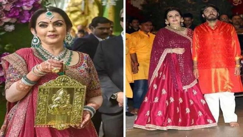 अपने फैशन सेंस के लिए हैं फेमस
नीता अंबानी रिलायंस फाउंडेशन के जरिए सोशल वर्क में काफी एक्टिव रहती हैं, लेकिन वे अपने फैशन सेंस के लिए भी जानी जाती हैं। अपनी स्टाइल और फैशन से आज 56 साल की उम्र में वे बॉलीवुड की बड़ी-बड़ी हीरोइनों को मात देती नजर आती हैं। उनकी ड्रेस, जूलरी और ड्रेसिंग स्टाइल को देख कर कोई भी प्रभावित हुए बिना नहीं रह सकता। उन्हें लाल रंग बेहद पसंद है।