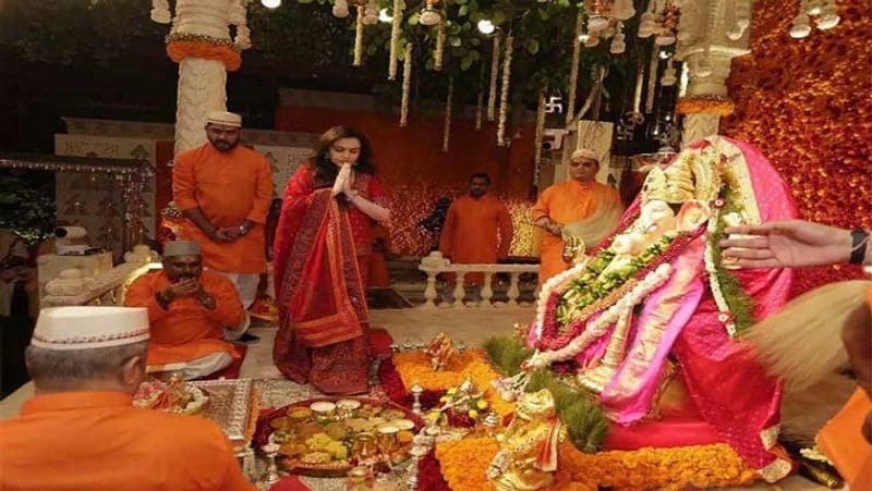 सिद्धि विनायक मंदिर में
मुकेश अंबानी और नीता अंबानी जब अपने बेटे आकाश अंबानी की शादी का पहला निमंत्रण लेकर मुंबई के प्रसिद्ध सिद्धि विनायक मंदिर में गए, तो उस समय भी नीता अंबानी ने लाल चंदेरी सिल्क का सूट सलवार पहनी थीं। पूजा-पाठ के दूसरे आयोजनों में भी वे लाल रंग की ड्रेस ही पहनती हैं।
