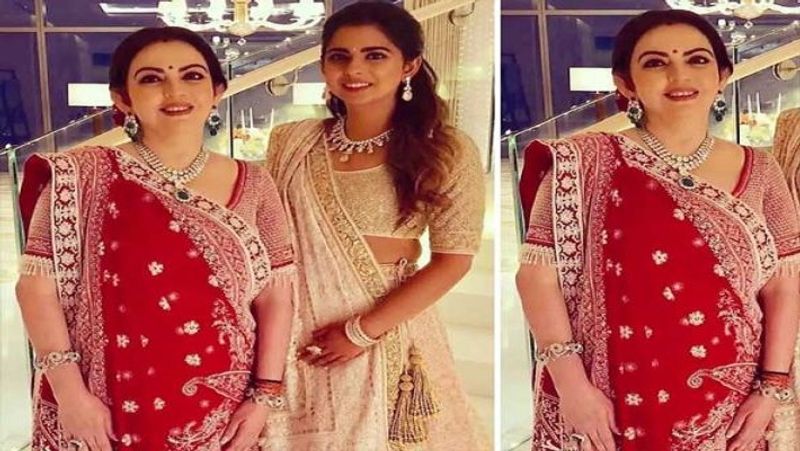 गणेश पूजा में
पिछले साल गणपति पूजा में नीता अंबानी फेमस डिजाइनर अबू जानी संदीप खोसला के डिजाइन किए रेड कलर के आउटफिट में नजर आई थीं। जब भी वे किसी पूजा के कार्यक्रम में शामिल होती हैं, उन्हें रेड कलर की ही ड्रेस में देखा जाता है।