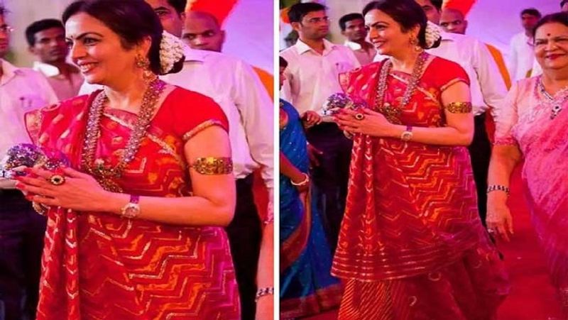 सास कोकिलाबेन के साथ पूजा में
कुछ समय पहले नीता अंबानी जब अपनी सास कोकिलाबेन के साथ एक पूजा समारोह में शामिल होने गई थीं, तब उन्होंने लहरिया प्रिंट की लाल साड़ी पहन रखी थी। नीता अंबानी जब भी किसी पूजा-पाठ में शामिल होती हैं, वे ट्रेडिशनल ड्रेसेस और हैवी जूलरी में सजी-धजी रहती हैं। 