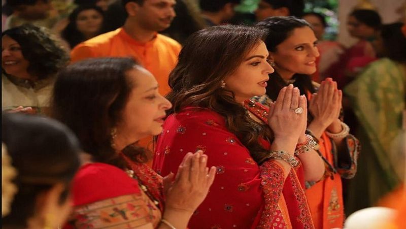 लाल रंग है खास
वैसे तो नीता अंबानी के वार्डरोब में ट्रेडिशनल से लेकर मॉडर्न फैशन की एक से एक स्टाइलिश ड्रेसेस मौजूद हैं, सूट से लेकर साड़ी और कैजुअल कुर्ते से लेकर कशीदाकारी लहंगे तक। लेकिन वे रेड कलर की ड्रेसेस पहनना ज्यादा पसंद करती हैं। खासकर, अगर वे किसी पूजा या फैमिली फंक्शन में शामिल होती हैं, तो रेड कलर की ही ड्रेस पहनती हैं।

