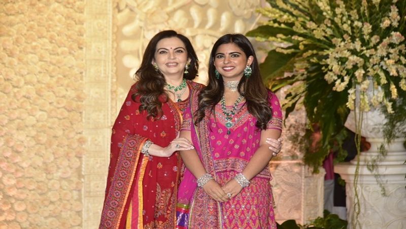 लाल रंग ही है क्यों
अब सवाल है कि ऐसे मौकों पर नीता अंबानी लाल रंग के कपड़े ही क्यों पहनती हैं। दरअसल, भारतीय परंपरा में लाल रंग को शुभ का प्रतीक माना गया है। किसी भी पूजा में लाल कपड़े का इस्तेमाल होता है। नारियल को भी लाल रंग के कपड़े में लपेट कर रखा जाता है। धार्मिक ग्रंथ भी लाल कपड़े में बांध कर रखे जाते हैं। किसी भी पूजा में लाल रंग के फूलों का होना जरूरी है। ऐसी मान्यता है कि लाल रंग से लक्ष्मी प्रसन्न होती हैं। नीता अंबानी ऐसे तो काफी मॉडर्न हैं, लेकिन उन्हें इन मान्यताओं की जानकारी है। यही वजह है कि वे हर धार्मिक आयोजन और फैमिली फंक्शन में लाल कपड़े ही पहनती हैं। 