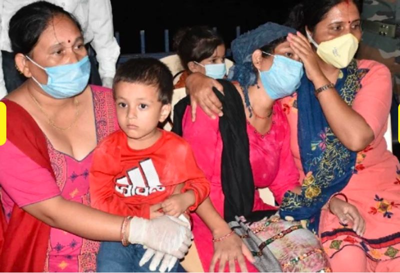 पत्नी प्रतिमा कार्की को शहीद की भाभी ढांढस बंधा रही थीं। प्रतिमा ने कहा, मुझे पति की शहादत पर फक्र है। बेटे को भी सेना में भेजूंगी।
