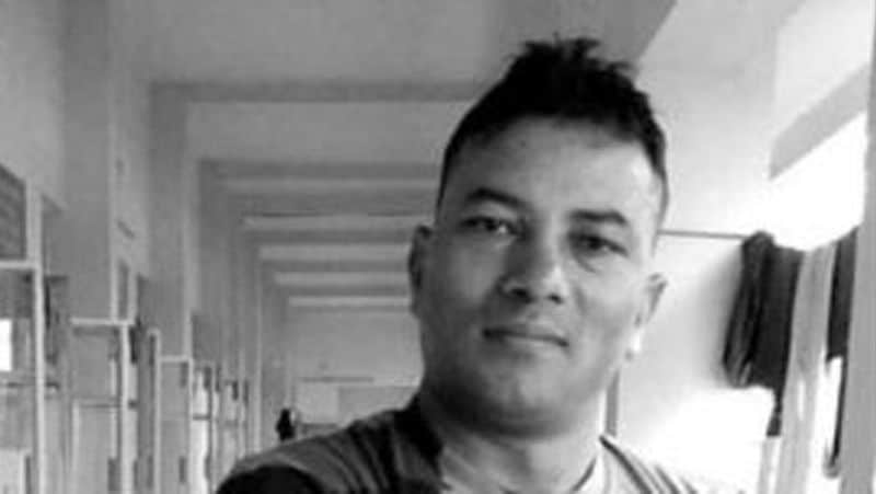 जैसे ही शहीद दीपक कार्की का पार्थिव शरीर राजघाट परिसर में प्रवेश किया वैसे ही वाद्य यंत्र बजने लगे। जीआरडी के जवान कंधे पर शहीद दीपक का शव लेकर घाट तक पहुंचे। यहां पहुंचने के बाद परिवारीजनों के साथ ही जीआरडी के अफसर, नगर विधायक, सैनिक कल्याण बोर्ड के अफसर, डीएम, एसएसपी और एडीएम सिटी ने पुष्प अर्पित कर नमन किया।