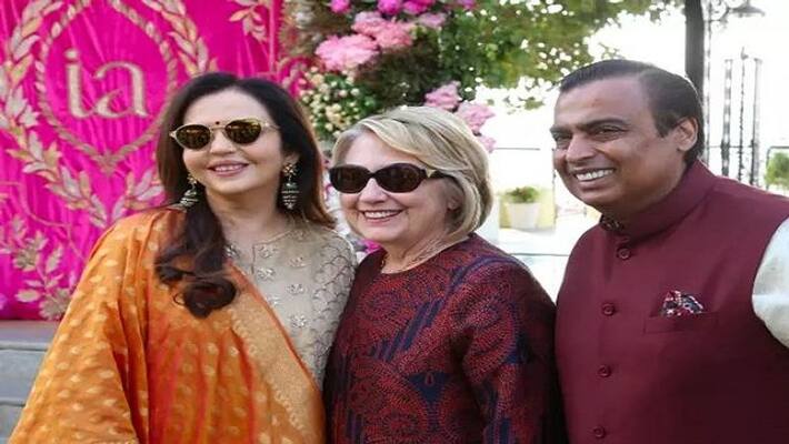 mukesh Ambani earns an average of almost $4.5 million per day. mukesh Ambani earns an average of almost $4.5 million per day.