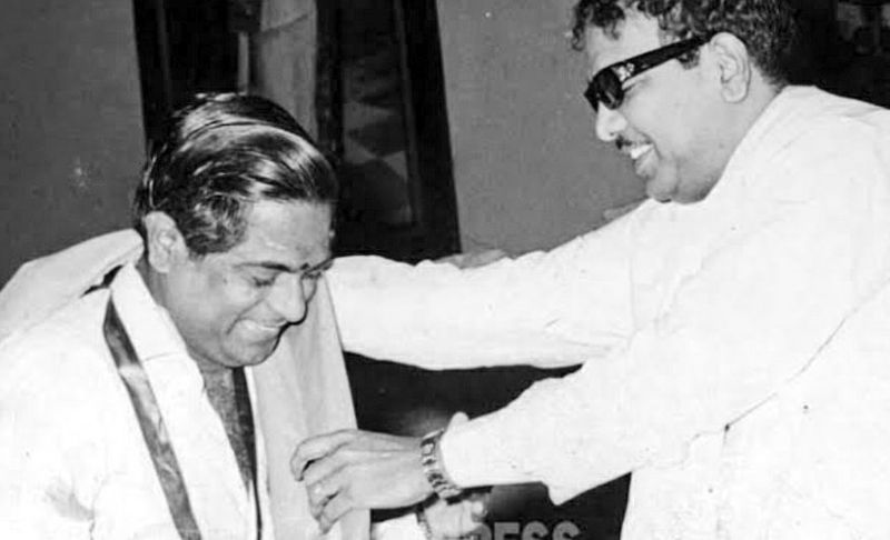 தனது நான்காவது வயதிலேயே தந்தையை இழந்த விசுவநாதன் கண்ணனூரில் உள்ள தன் தாத்தா கிருசுணன் நாயர் வீட்டிற்கு சென்று வளர்ந்தார். பள்ளிப் படிப்புப் படிக்காத இவர் இசையின் மீது கொண்ட நாட்டத்தால் அங்கு கர்நாடக இசையை நீலகண்ட பாகவதரிடம் பயின்றார்.