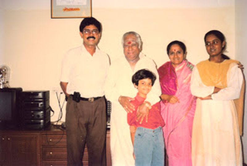 விஸ்வநாதன் தனியாக 950 படங்களுக்கு மேல் இசையமைத்தார். இளையராஜாவோடு சேர்ந்து, மெல்லத் திறந்தது கதவு, செந்தமிழ்ப் பாட்டு, செந்தமிழ்ச்செல்வன் என மூன்று படங்களுக்கு இசை அமைத்தார். 1963ம் ஆண்டு சூன் மாதம் 16-ஆம் தேதி மதராசு திரிப்ளிகேன் கல்சுரல் அகாடமி சார்பில் இந்து நாளிதழ் உதவியுடன் இயக்குனர் ஸ்ரீதர் மற்றும் "சித்ராலயா"கோபு முன்னிலையில் நடைபெற்ற விழாவில் சிவாஜி கணேசனால் விசுவநாதன்-இராமமூர்த்திக்கு மெல்லிசை மன்னர்கள் என்று பட்டம் வழங்கப்பட்டது.