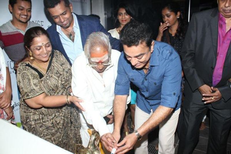 கலைமாமணி, உள்ளிட்ட பல விருதுகளையும் பெற்றுள்ளார்.