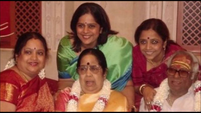 தன்னுடைய அழகிய குடும்பத்துடன், எம்.எஸ்.விஸ்வநாதன் எடுத்து கொண்ட புகைப்படம்.