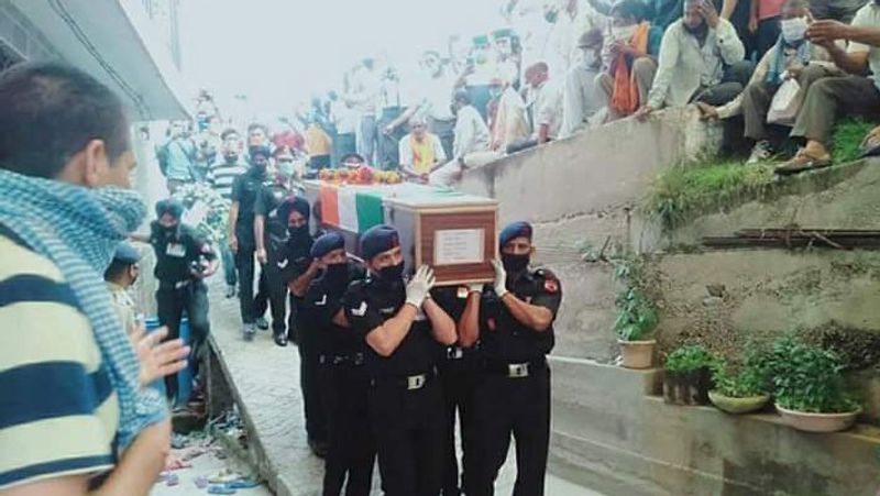 अंकुश ने जनवरी 2019 में ही फौज ज्वाइन की थी। उनके गांव में वर्षों बाद कोई फौज में गया था। अनिल ठाकुर बताते हैं कि उनके समय तक तो हर घर से कोई न कोई फौज में जाता रहा, लेकिन फिर बाद के लड़के दूसरे जॉब में जाने लगे। अंकुश ने जब फौज ज्वाइन की, तब फिर से गांव में यह जज्बा बढ़ा था। (अंकुश की पार्थिव देह)