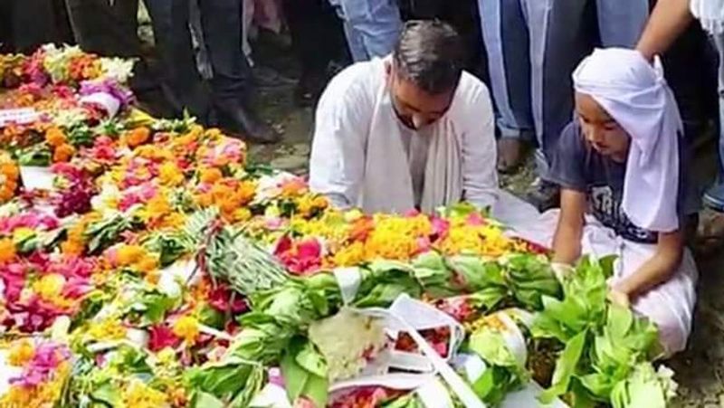 अंकुश का एक छोटा भाई है। उसका जन्म 2008 को हुआ था। 7वीं पढ़ने वाला उसका भाई भी सेना में जाने का इच्छुक है। अपने बड़े भाई को मुखाग्नि देते समय छोटे भाई ने कहा कि वो भी देश का नाम रोशन करना चाहेगा। (बड़े भाई की अंतिम क्रिया करता भाई)
