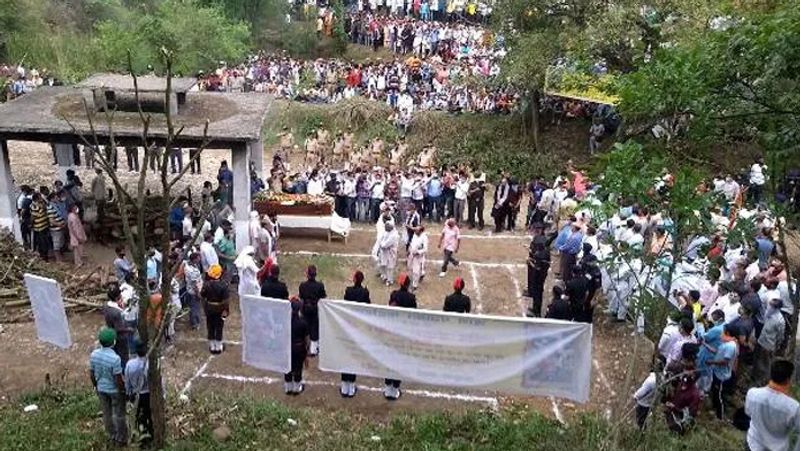 अंकुश का 19 जून को अंतिम संस्कार किया गया था। इस दौरान पूरा गांव उसके दर्शन करने उमड़ पड़ा था।
