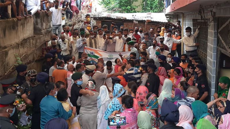 जब अंकुश की पार्थिव देह घर पहुंची, तो मां का कलेजा फट पड़ा। उसे अपने बेटे की शहादत पर गर्व था, लेकिन एक मां के तौर पर वो यह सदमा सहन नहीं कर पाई और बार-बार बेहोश होती रही।