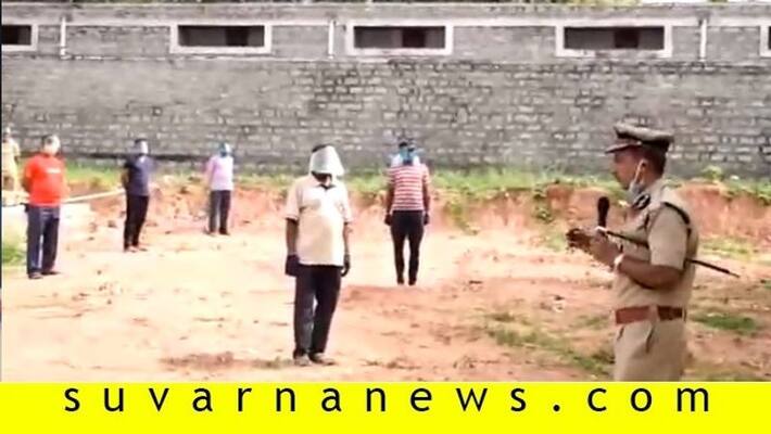 IPS Alok Kumar encourages quarantined police and teach them Yoga IPS Alok Kumar encourages quarantined police and teach them Yoga