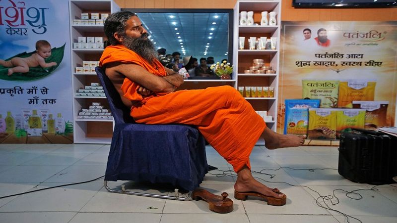 घरेलू उपयोग की चीजों का भी करने लगे उत्पादन
बाबा रामदेव आयुर्वेदिक दवाइयों के साथ घरेलू उपयोग की चीजें भी बनाने लगे। दंत मंजन, पाउडर, क्रीम, शैम्पू और इस तरह के उत्पाद पतंजलि में बनने लगे, जिनकी मांग बाजार में हमेशा रहती है। यहां तक कि उन्होंने जींस और दूसरे गारमेंट्स के उत्पादन में भी हाथ आजमाया। बाबा रामदेव के फॉलोअर्स ज्यादातर पतंजलि में बना सामान ही खरीदने लगे। 