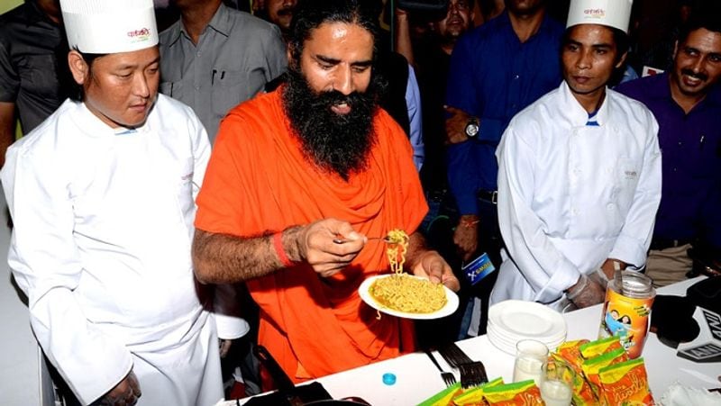 करीब 25 साल पहले लिया संन्यास
रामदेव हरिद्वार आ गए और वहां आज से करीब 25 साल पहले संन्यास ले लिया। वे कनखल के आश्रम में रहने लगे। वहां वे एक छोटी कोठरी में रहते थे। उनके कई सहयोगी भी थे। उस समय शायद ही कोई यह सोचता होगा कि रामदेव कुछ ही सालों में योग और आयुर्वेद के साथ दूसरे प्रोडक्ट्स का एक बड़ा साम्राज्य खड़ा कर लेंगे। 