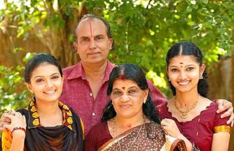 சரண்யா மோகனின் அப்பா , அம்மா சகோதரியுடன் எடுத்த புகைப்படம் 
