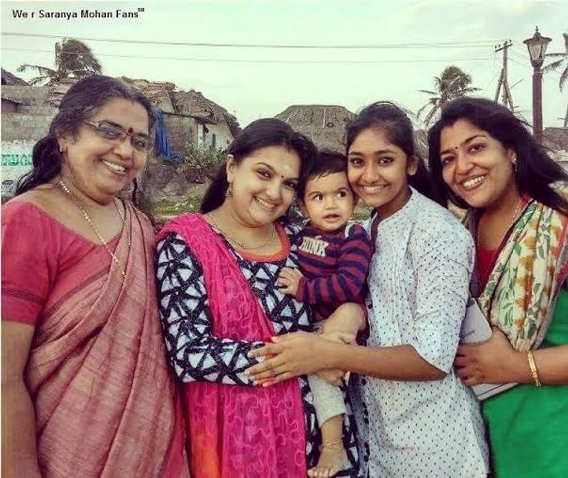 சரண்யா மோகன் தன் சகோதரிகளுடன் எடுத்து கொண்ட புகைப்படம் 