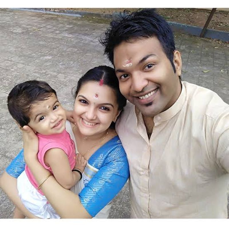 சரண்யா மோகன் தன் கணவர் குழந்தையுடன் செலஃயி எடுத்த கொண்ட புகைப்படம் 