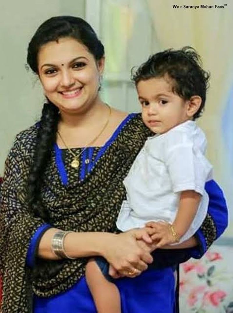 சரண்யா மோகனின் இளைய மகன் அரவிந்த்யை கையில் தூக்கி வைத்து எடுக்க பட்ட புகைப்படம் 