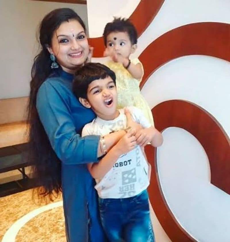  ஒரு கையில் அனந்தபத்மநாபன் இன்னொரு கையில் அரவிந்த் இரண்டு குழந்தைக்கு தாயாக இருக்கும் சரண்யா மோகன் 