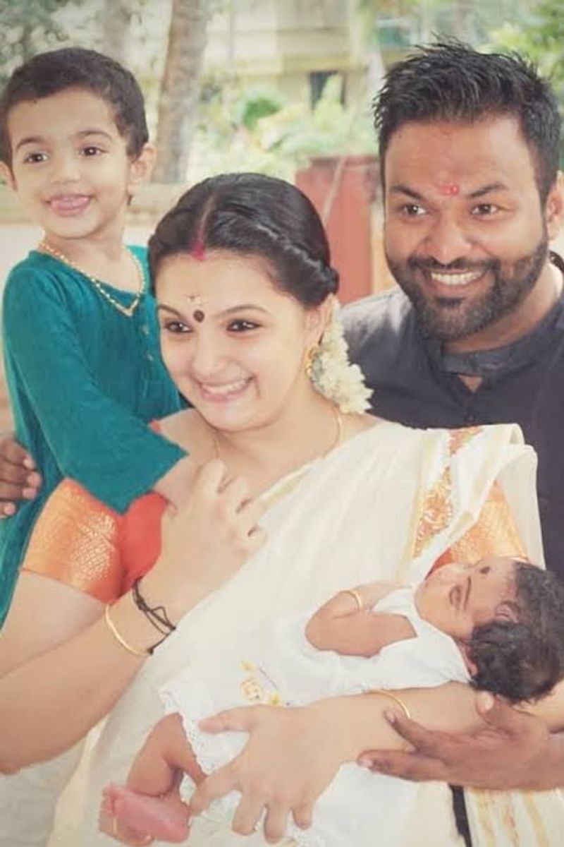 சரண்யா மோகனின் குடும்ப புகைப்படம் இதோ...