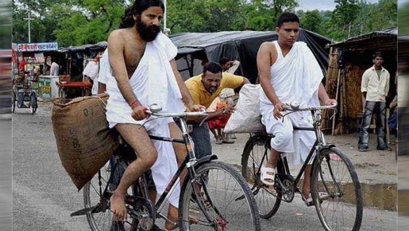 कभी साइकिल पर बेचते थे च्यवनप्राश
आज अरबों का कारोबार करने वाली कंपनी पतंजलि को खड़ा करने वाले योगगुरु बाबा रामदेव कभी अपने सहयोगी आचार्य बालकृष्ण के साथ साइकिल पर घूम कर च्यवनप्राश बेचा करते थे। लेकिन धीरे-धीरे योग प्रशिक्षण शिविर चलाने के साथ उन्होंने पतंजलि को एक व्यापारिक कंपनी के तौर पर खड़ा कर दिया। 