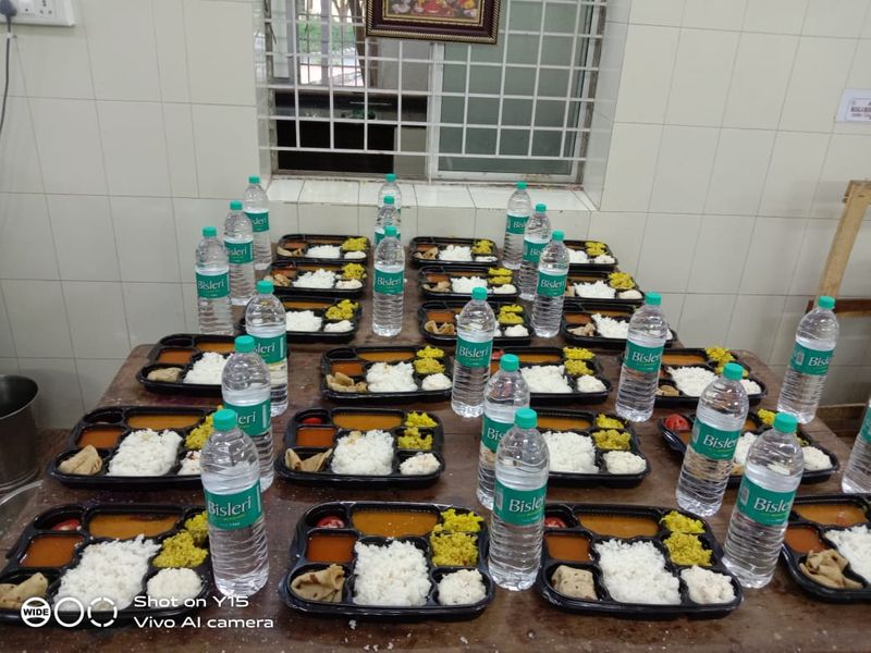 ಇದರಿಂದ ಬೇಸತ್ತಿರುವ ರೋಗಿಗಳು ಸರ್ಕಾರದ ವಿರುದ್ಧ ತಿರುಗಿ ಬಿದ್ದಿದ್ದು, ತಕ್ಷಣ ಆಸ್ಪತ್ರೆಯಿಂದ ಬಿಡುಗಡೆ ಮಾಡಿ. ಇಲ್ಲವೇ ಅಗತ್ಯ ಸೌಲಭ್ಯಗಳನ್ನು ಕಲ್ಪಿಸಿ ಎಂದು ಆಗ್ರಹಿಸಿದ್ದರು.