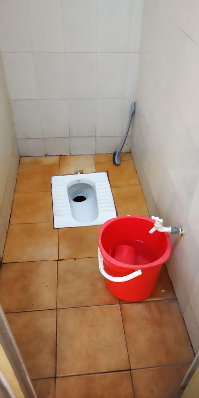 ಶೌಚಾಲಯಗಳನ್ನು ಶುಚಿಯಾಗಿಡಲಾಗುತ್ತಿದೆ.